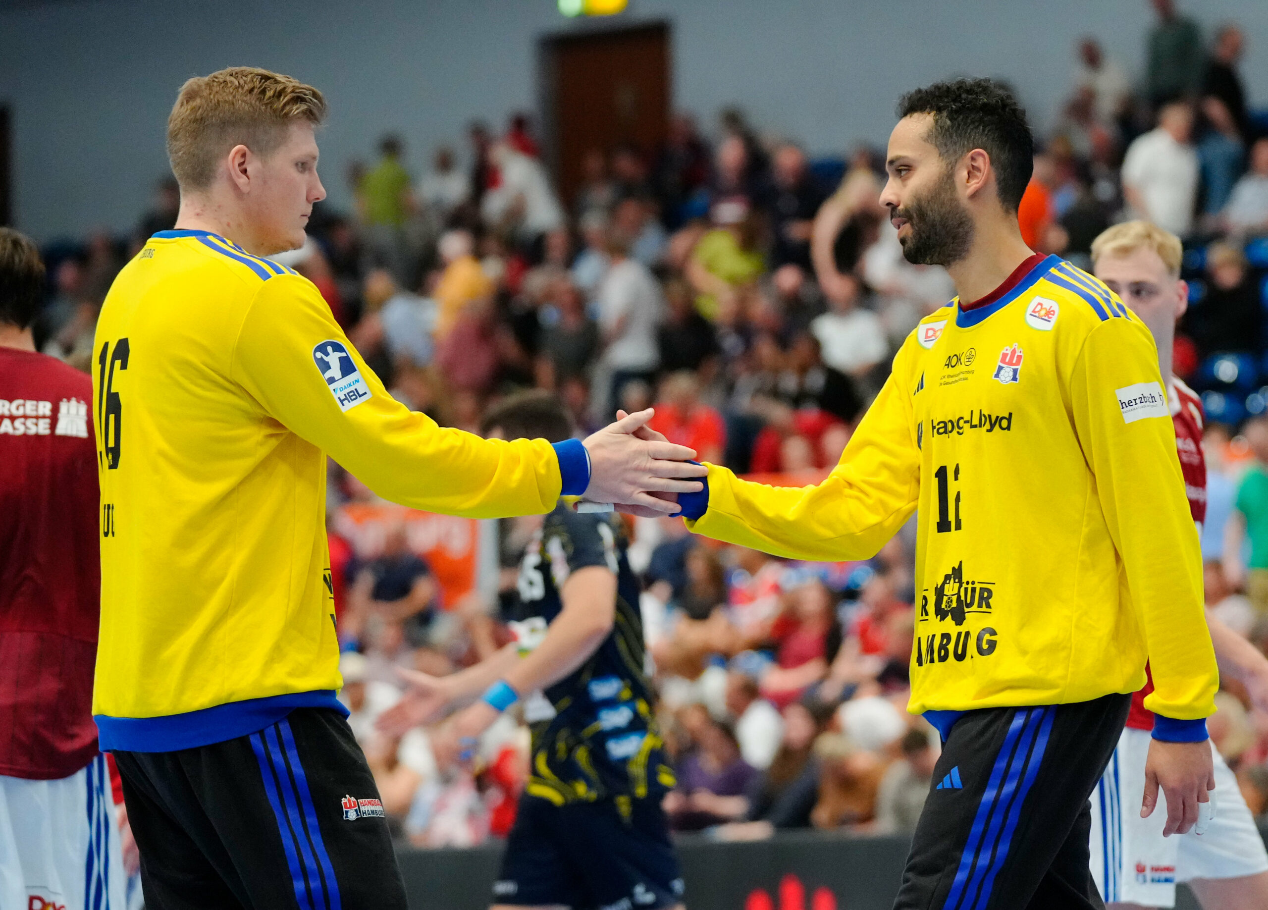 Robin Haug und Mohamed El-Tayar klatschen ein