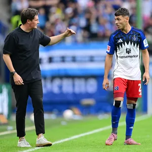 HSV-Trainer Merlin Polzin im Austausch mit William Mikelbrencis.