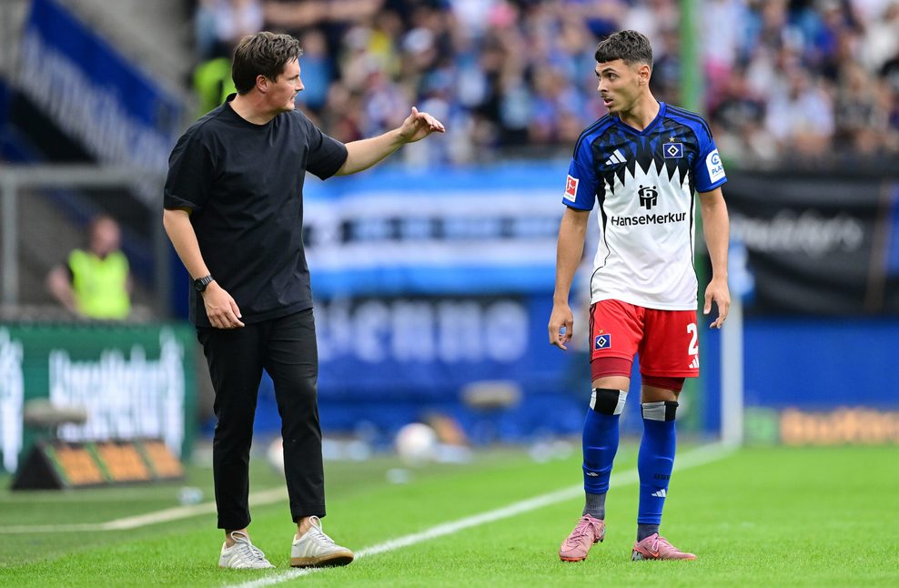 HSV-Trainer Merlin Polzin im Austausch mit William Mikelbrencis.