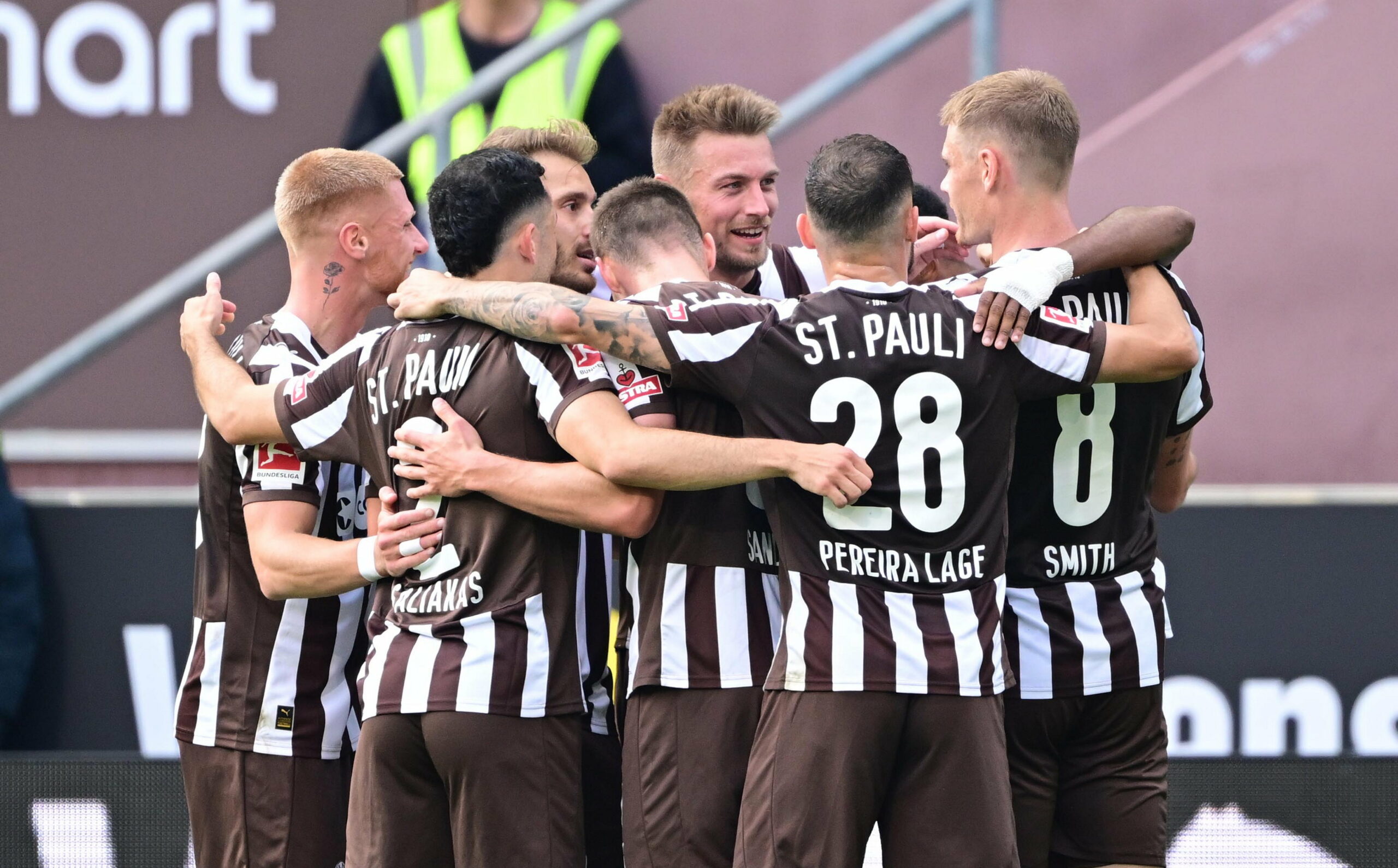 St. Pauli-Profis bejubeln ein Tor am Millerntor