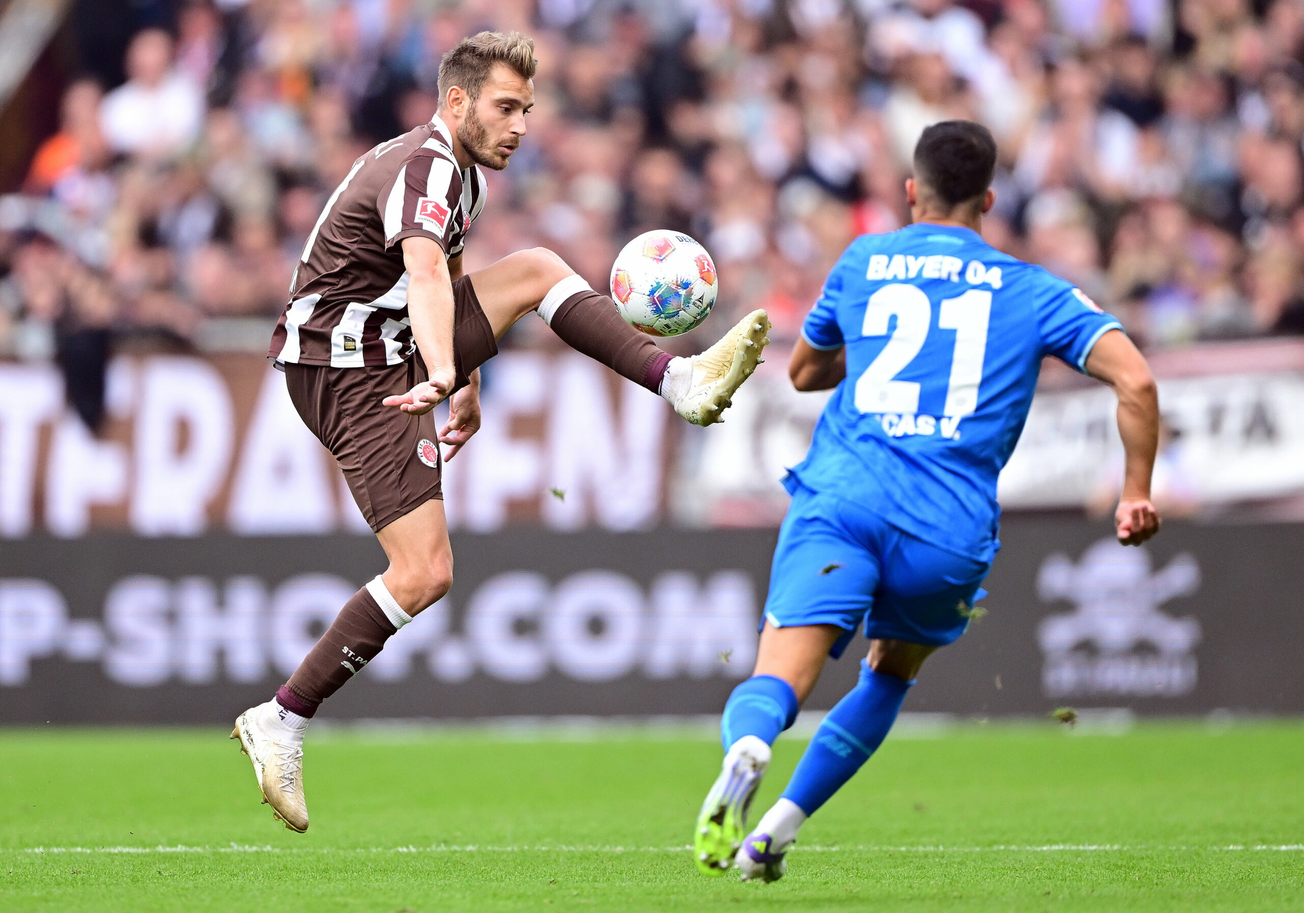 St. Paulis Lars Ritzka und Leverkusens Lucas Vazquez im Duell