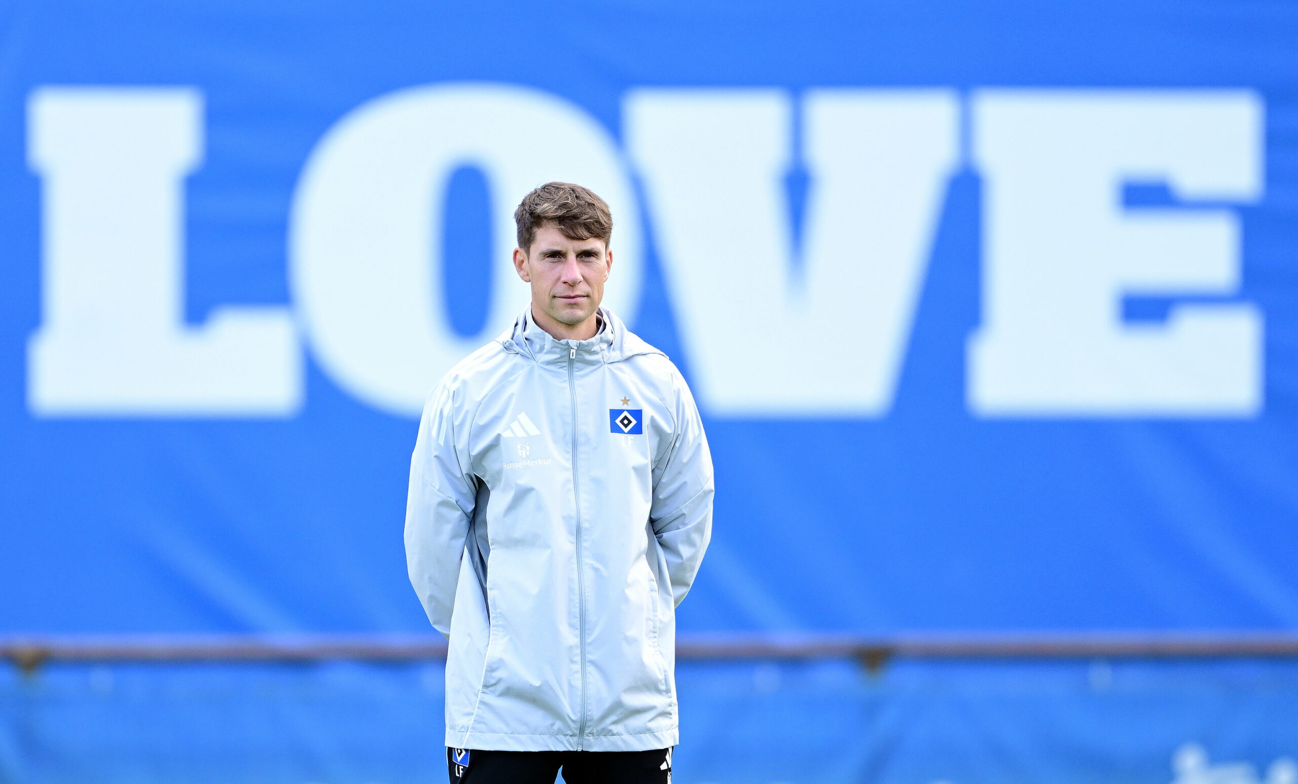 Loic Favé mit Händen auf dem Rückena auf dem Trainingsplatz
