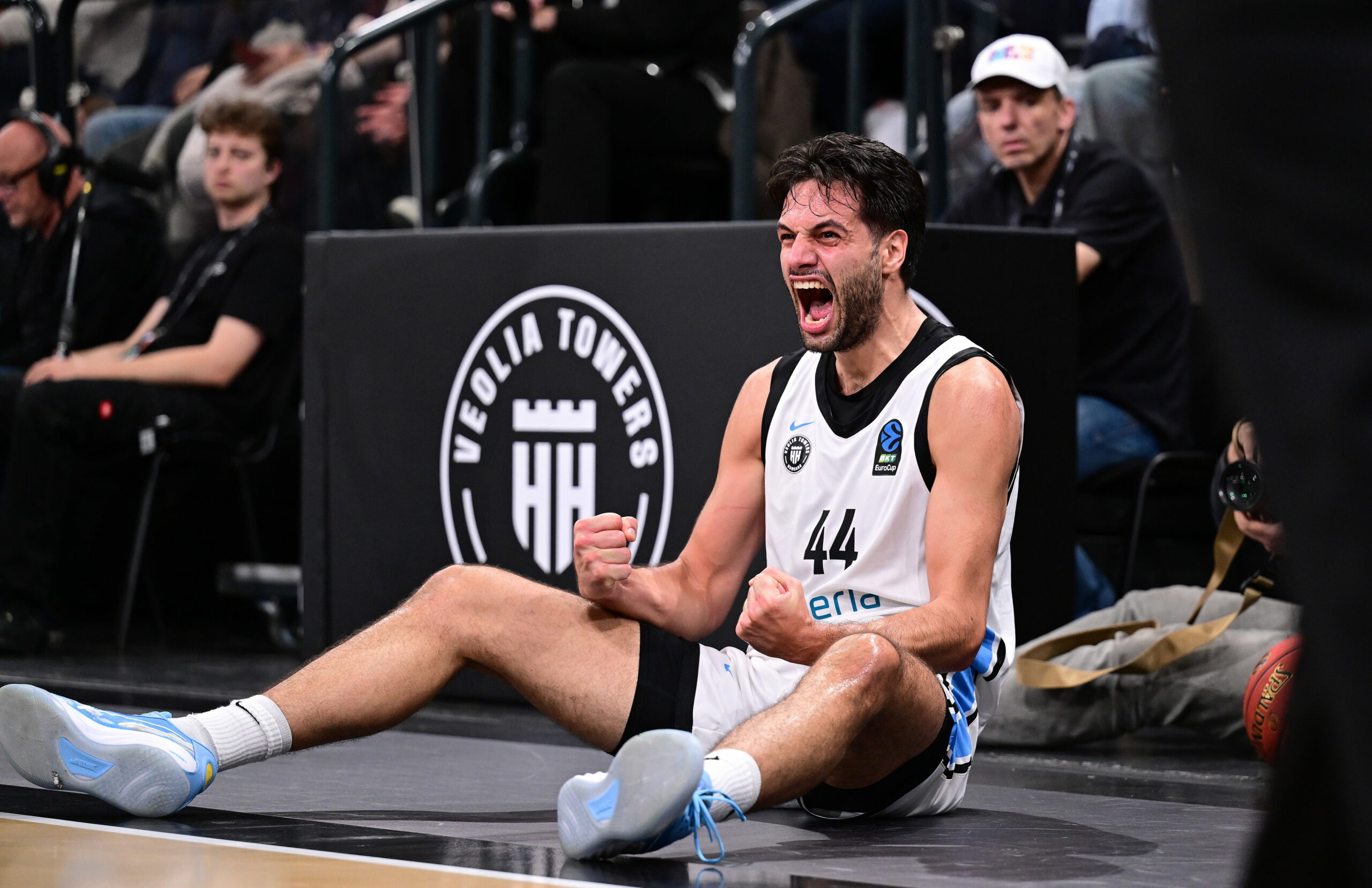 Benedikt Turudic jubelt im Sitzen auf dem Hallenboden