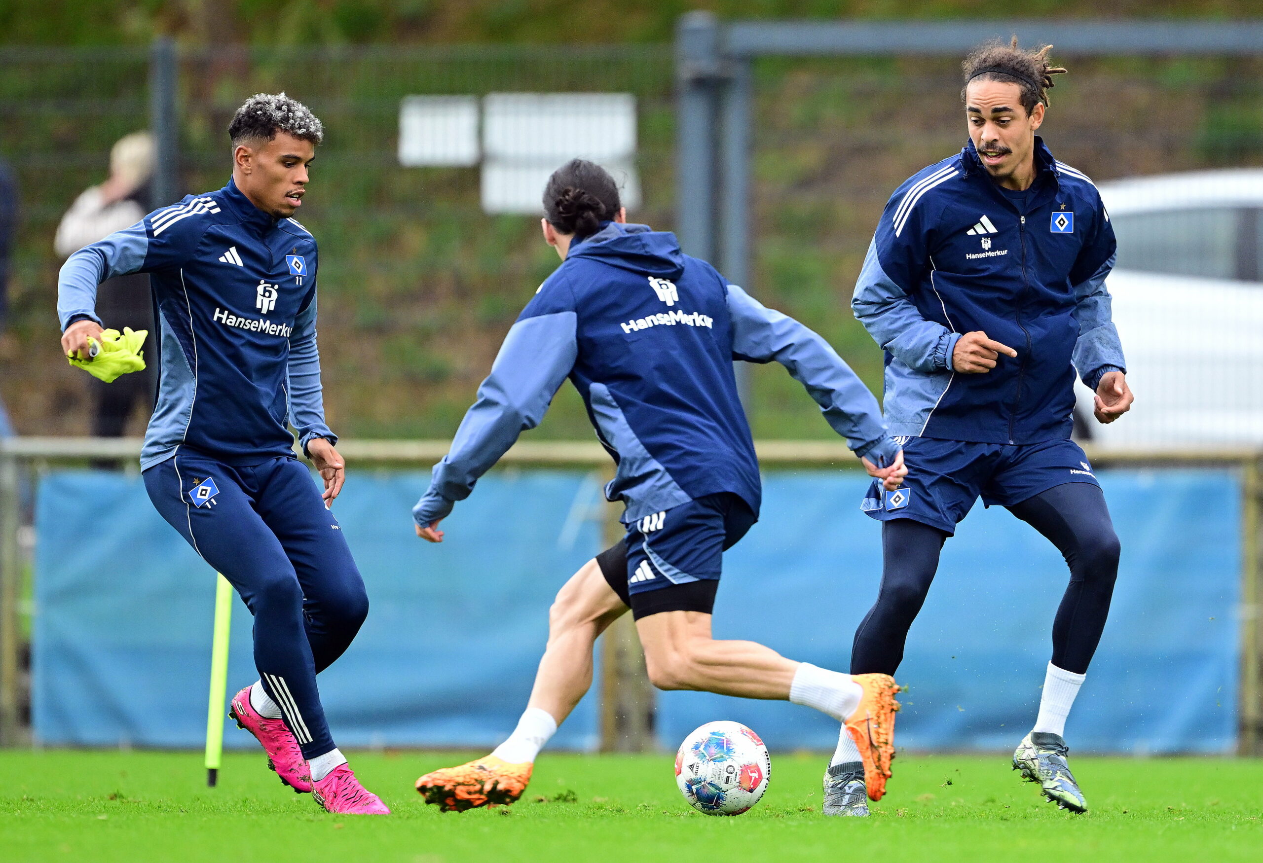 Die Stürmer Ransford Königsdörffer, Rayan Philippe und Yussuf Poulsen beim HSV-Training.