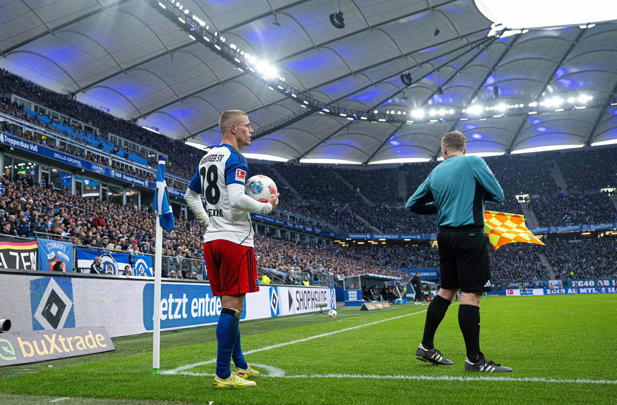 Miro Muheim steht mit dem Ball in der Hand an der Eckfahne im Volksparkstadion.
