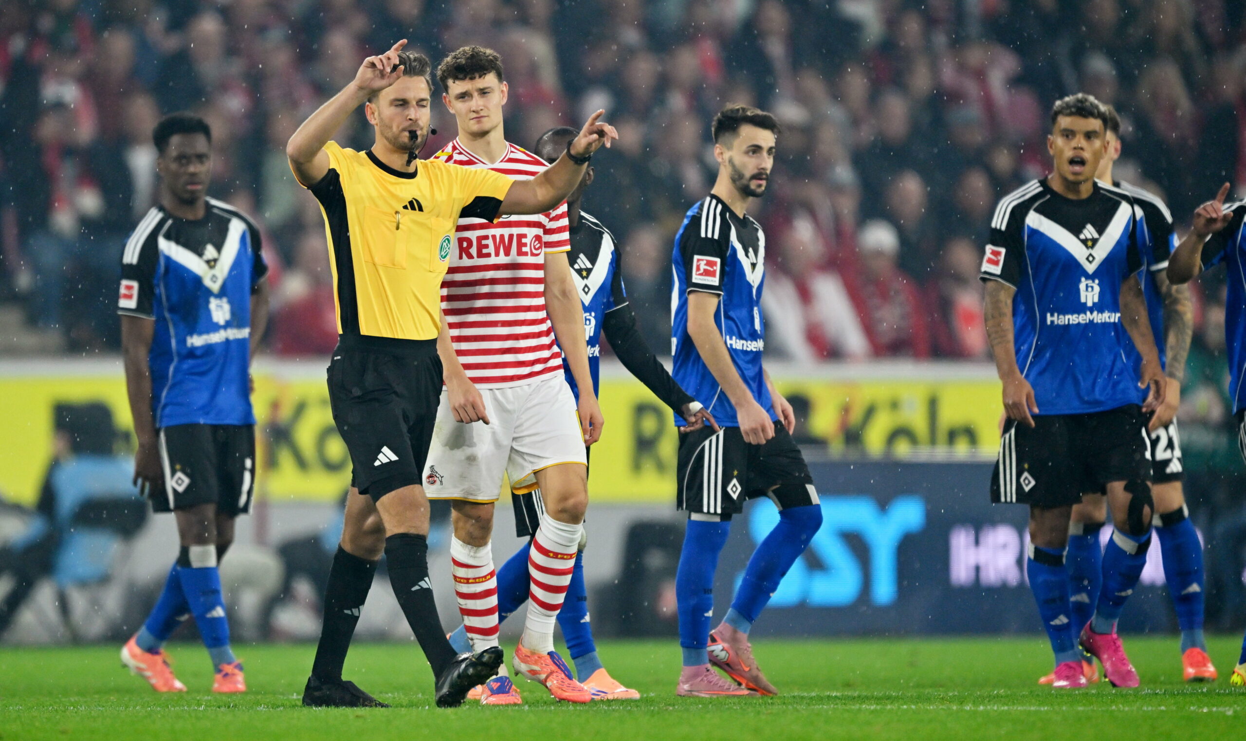 Schiedsrichter Daniel Schlager zeigt die Geste für den Videobeweis