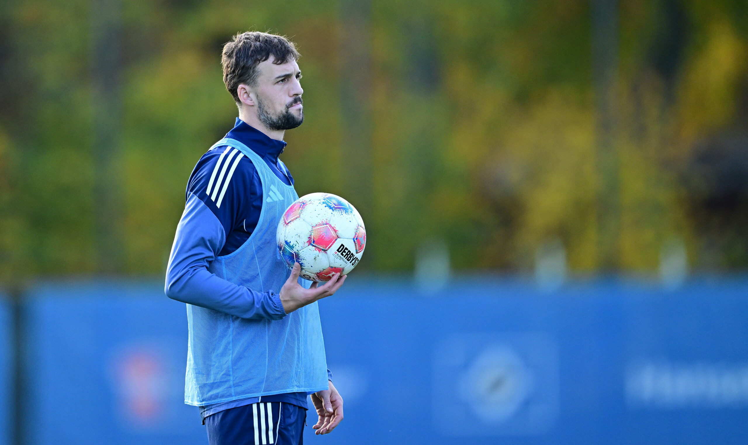Jonas Meffert mit dem Ball in der Hand beim HSV-Training