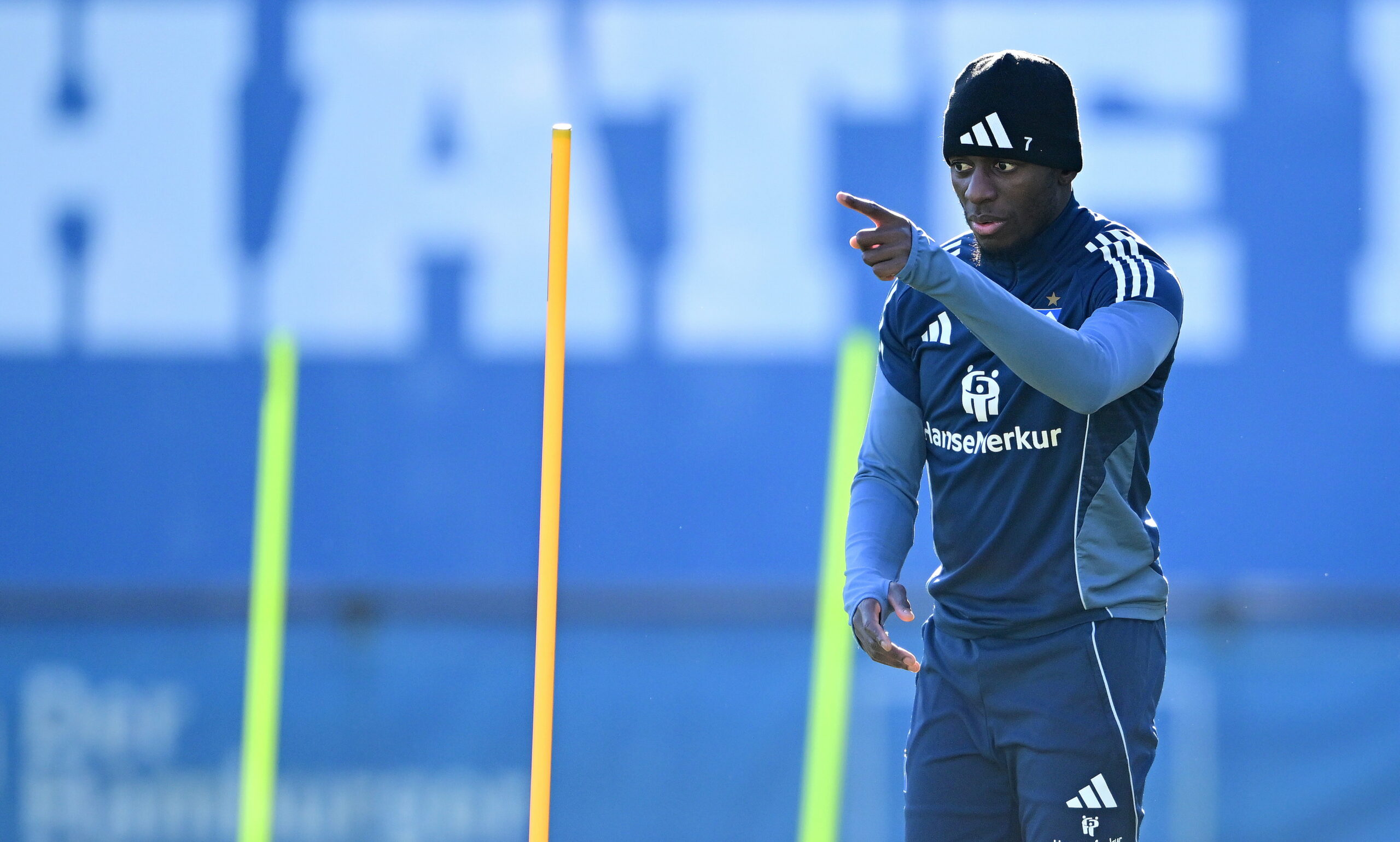 Jean-Luc Dompé zeigt beim Training mit seinem Finger auf etwas