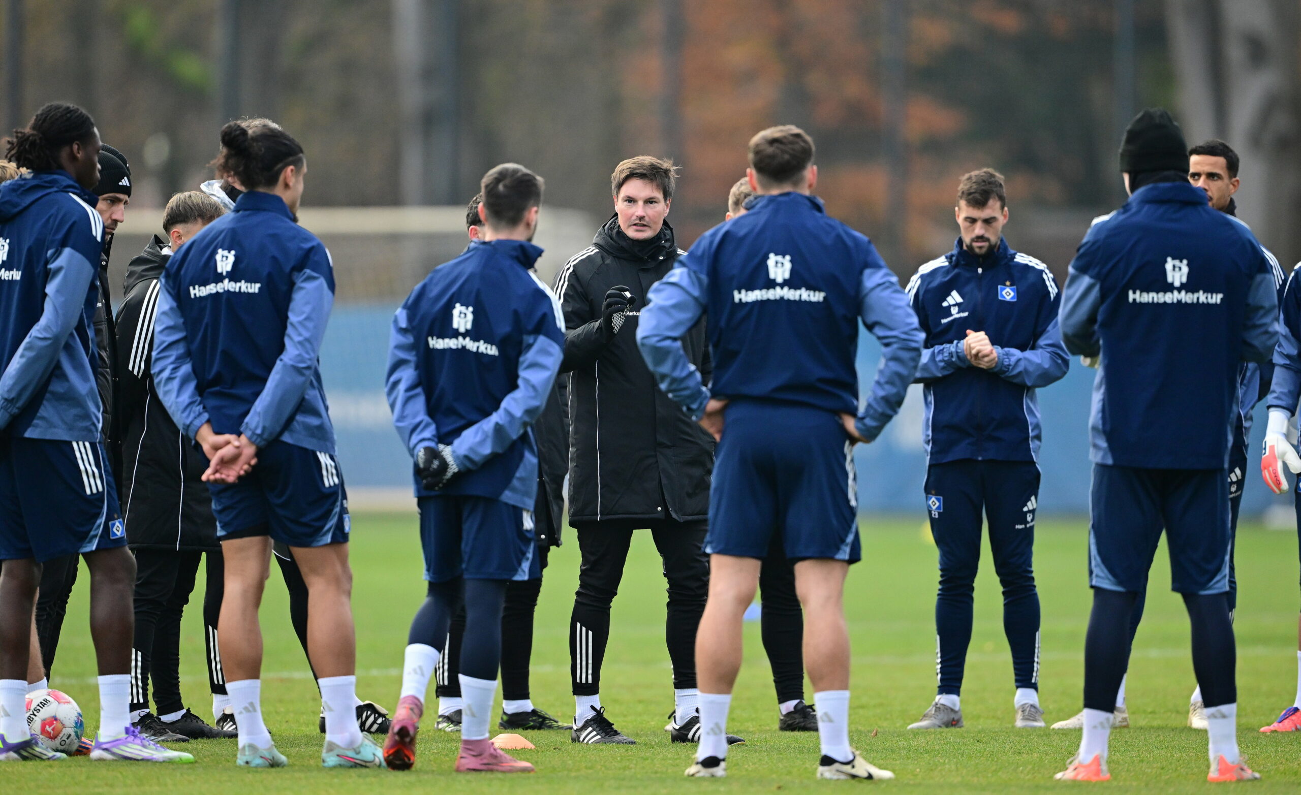 HSV-Coach Merlin Polzin spricht auf dem Trainingsplatz zu seiner Mannschaft.
