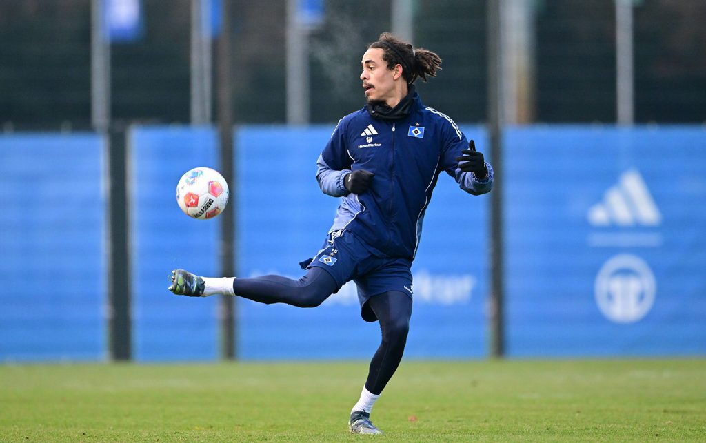 Yussuf Poulsen nimmt den Ball im HSV-Training gefühlvoll an.