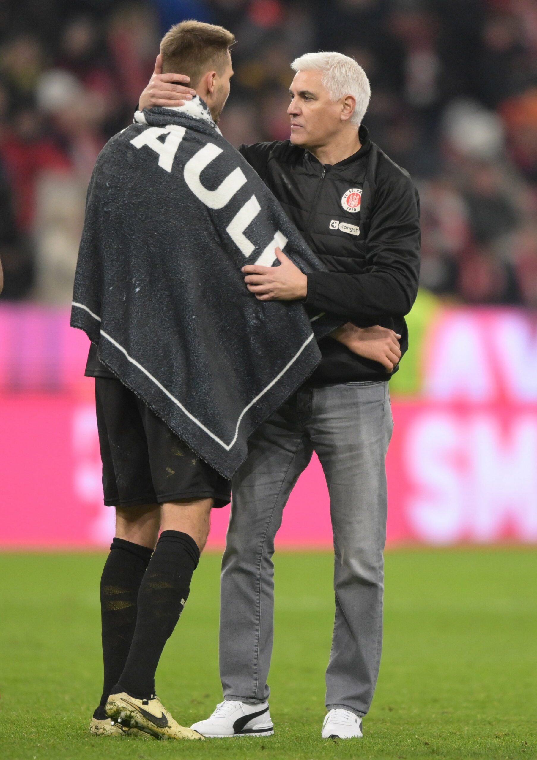 Andreas Bornemann umarmt Karol Mets auf dem Spielfeld