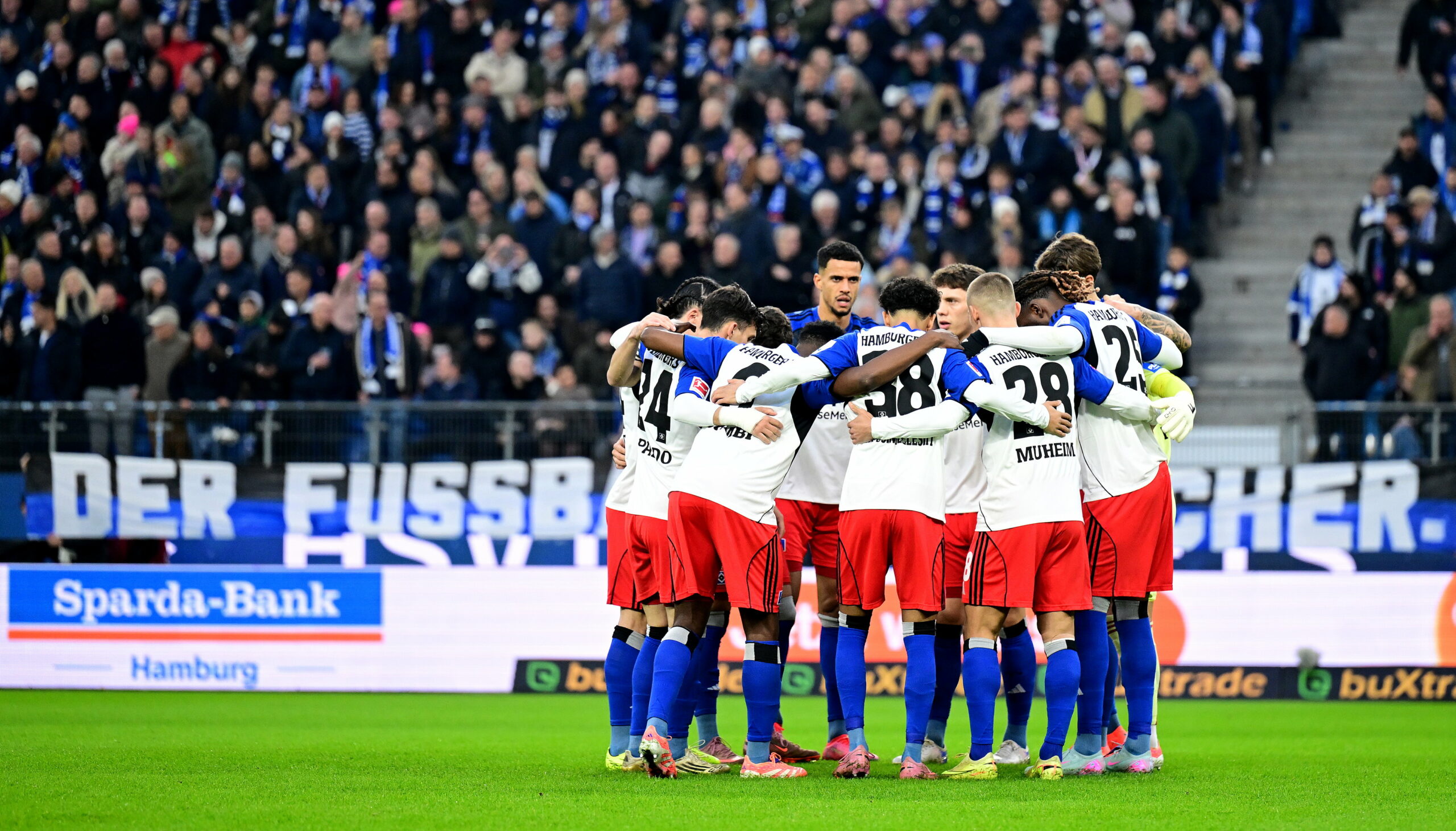 Die HSV-Startelf bildet vor dem Anpfiff auf dem Rasen einen Kreis.