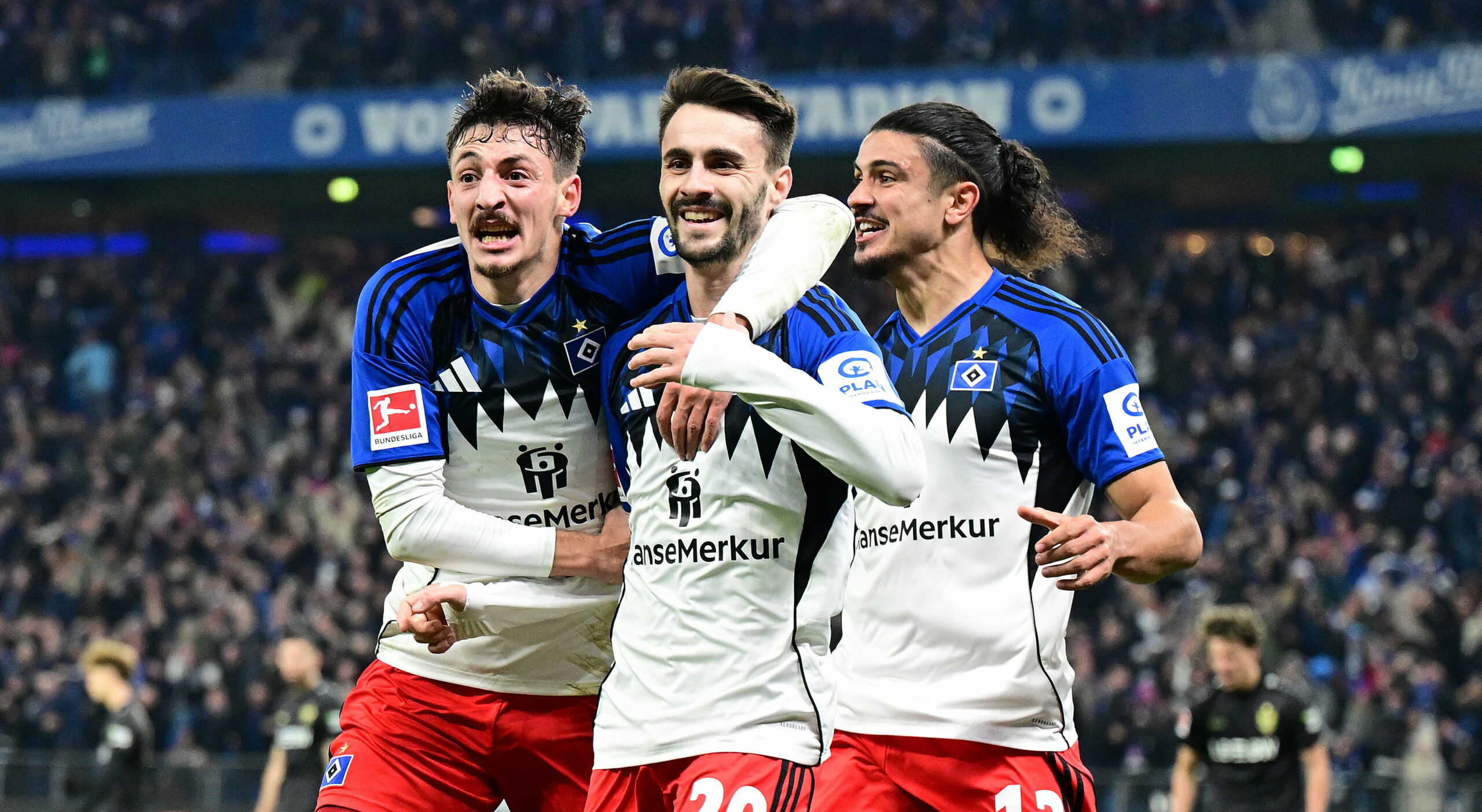 Giorgi Gocholeishvili, Fébio Vieira und Guilherme Ramos bejubeln ein HSV-Tor