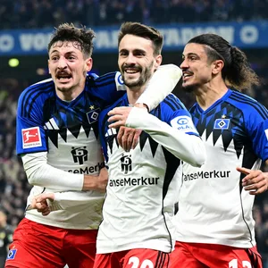 Giorgi Gocholeishvili, Fébio Vieira und Guilherme Ramos bejubeln ein HSV-Tor