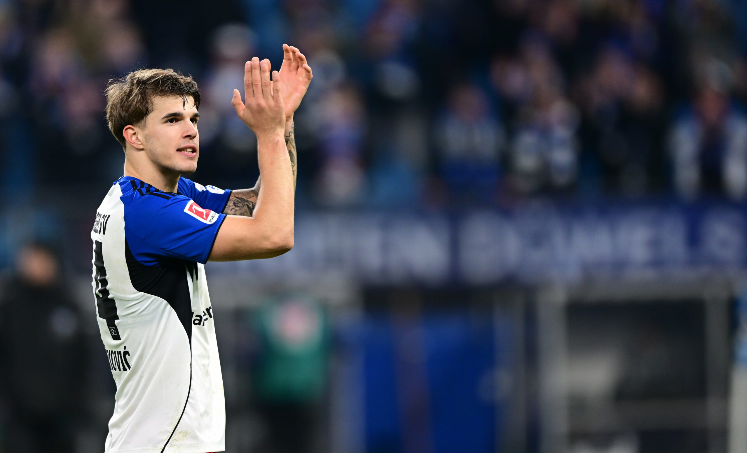 HSV-Verteidiger Luka Vuskovic klatscht in die Hände