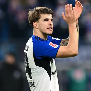 HSV-Verteidiger Luka Vuskovic klatscht in die Hände