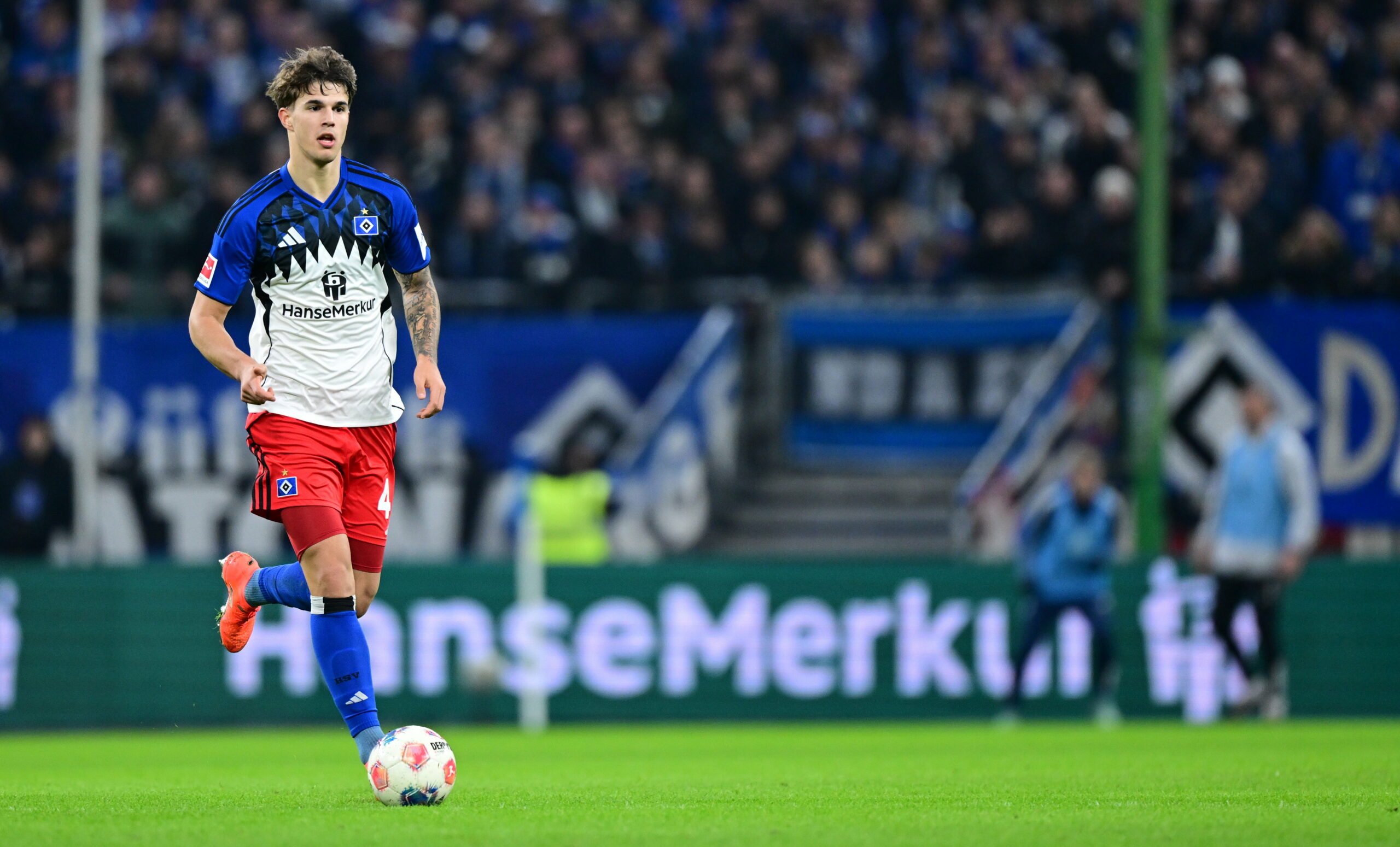 Luka Vuskovic dribbelt mit dem Ball über das Spielfeld.