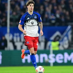 Luka Vuskovic dribbelt mit dem Ball über das Spielfeld.