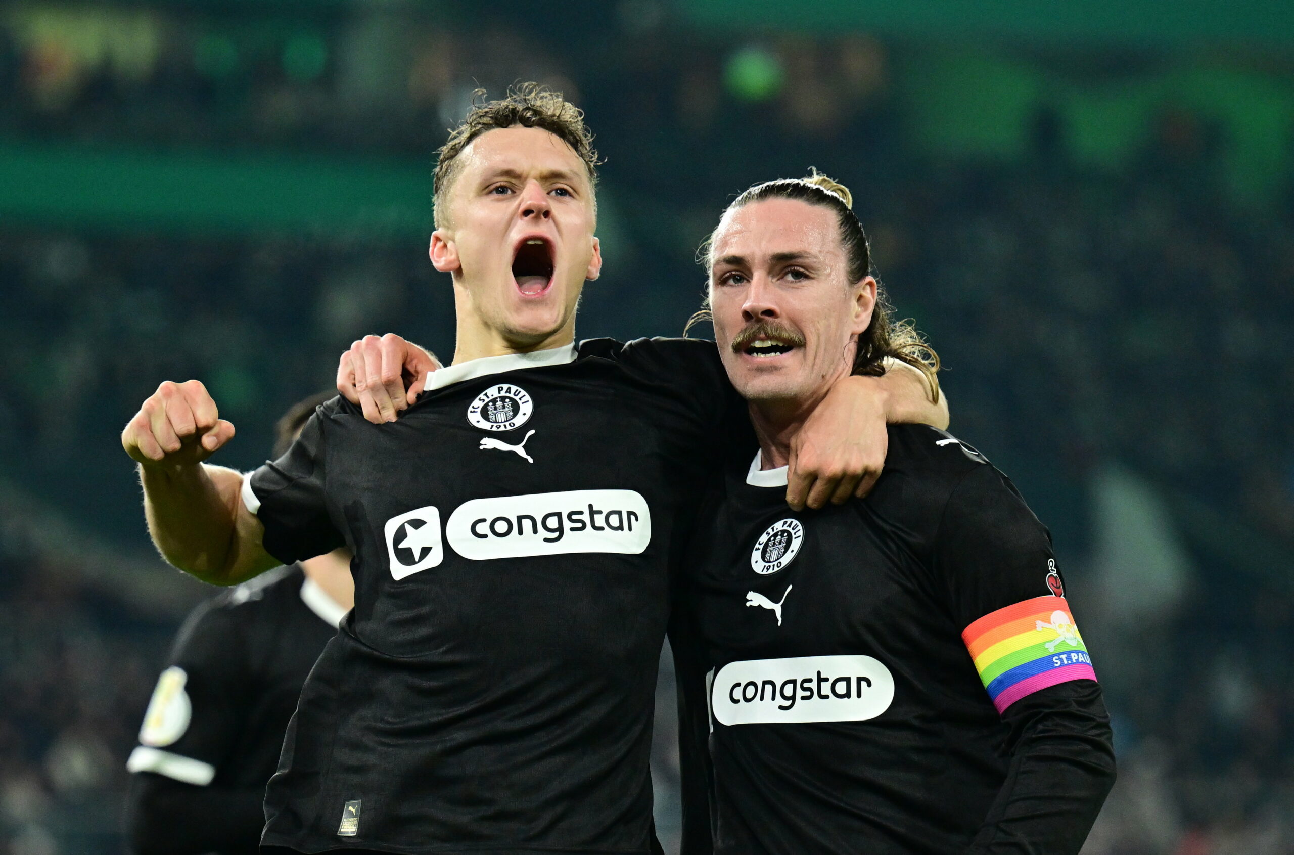 Martijn Kaars bejubelt ein St. Pauli-Tor mit Jackson Irvine