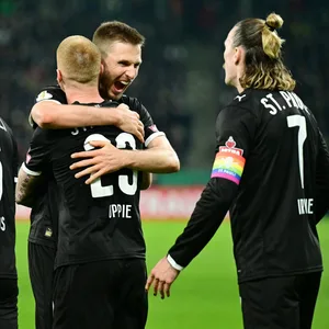 Karol Mets schrie seine Freude über Loius Oppies Tor heraus. Dabei gab es einen dicken Drücker für den Torschützen.