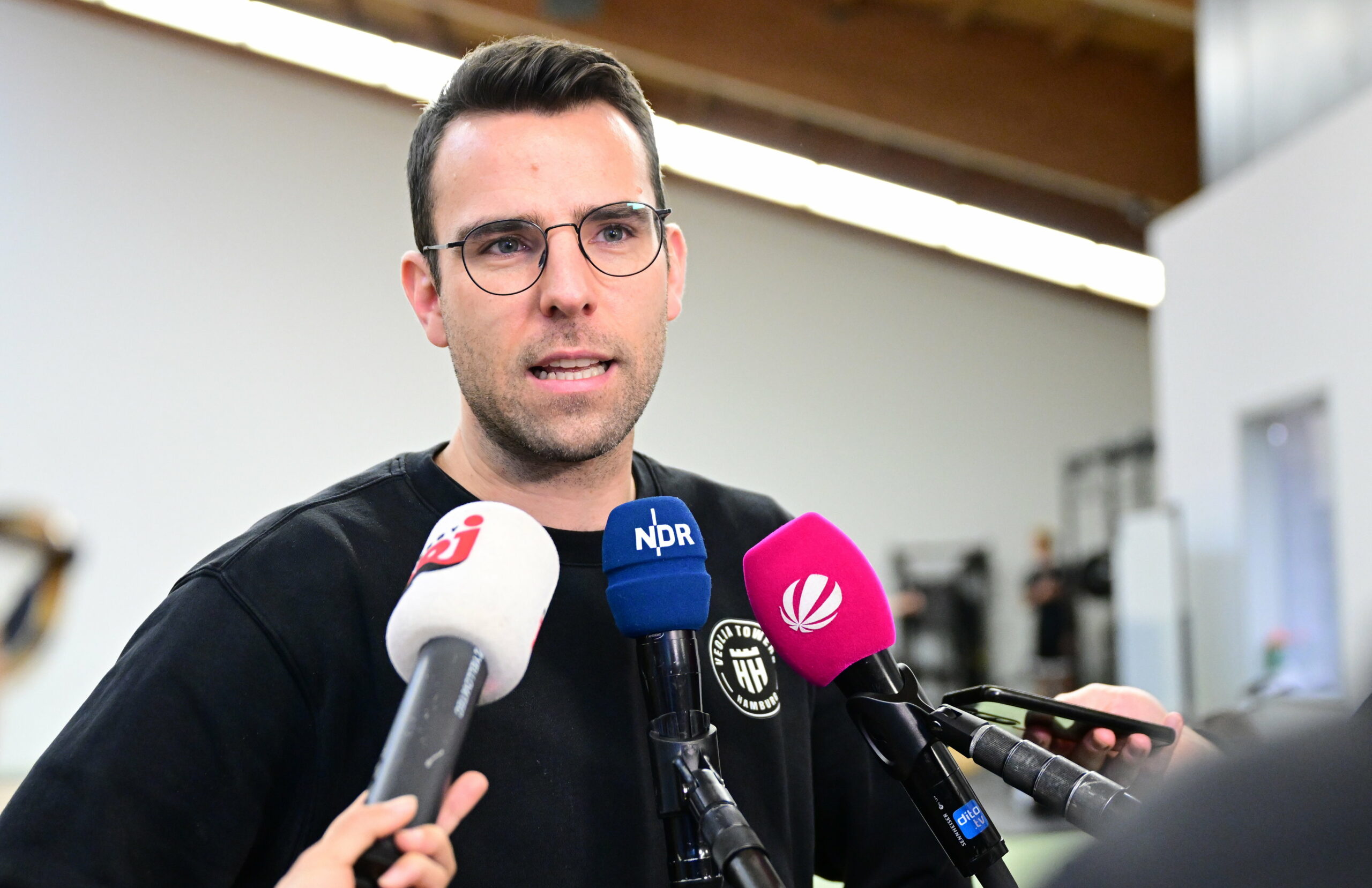 Benka Barloschky wird von Journalisten interviewt