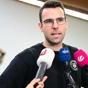 Benka Barloschky wird von Journalisten interviewt