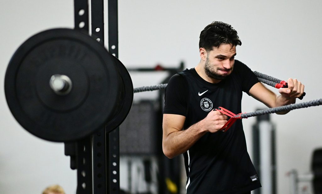 Benedikt Turudic trainiert im Kraftraum