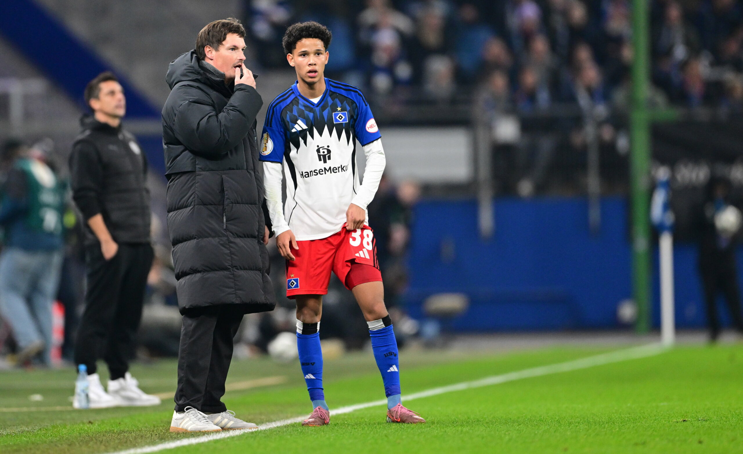 Merlin Polzin an der Seitenlinie im Gespräch mit Alexander Røssing-Lelesiit