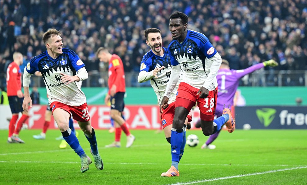 Emir Sahiti, Fábio Vieira und Bakery Jatta drehen zum Jubeln ab