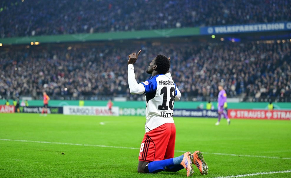 Bakery Jatta kniet auf dem Rasen und feiert seinen Treffer gegen Kiel