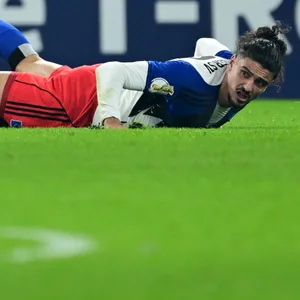 Stefan Schwab und Guilherme Ramos liegen nebeneinander auf dem Rasen