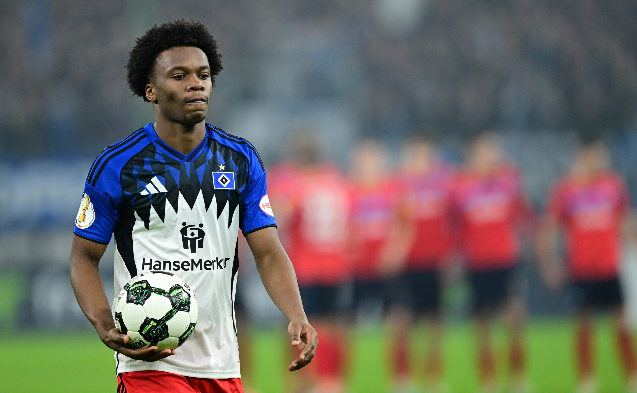 HSV-Profi Aboubaka Soumahoro mit Ball in der Hand