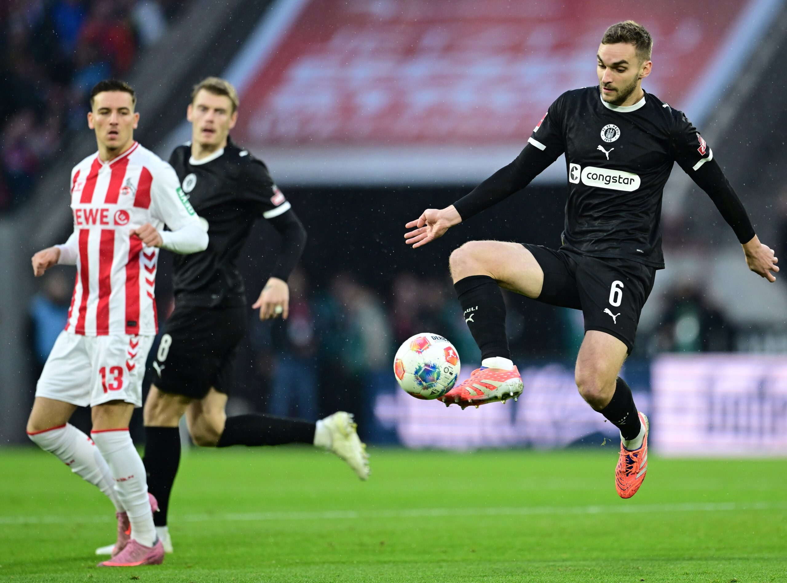 St. Paulis James Sands in Köln am Ball