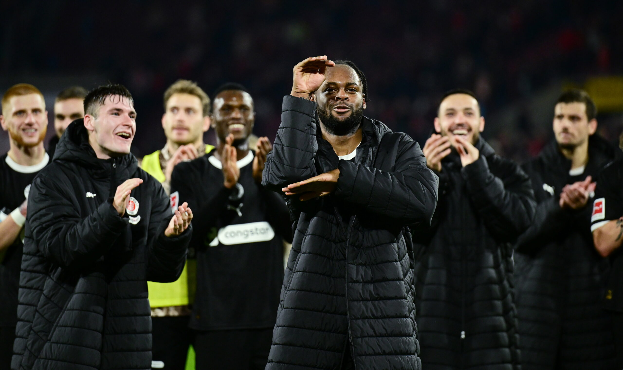 Ricky-Jade Jones zeigt in Köln seinen Schlagenjubel