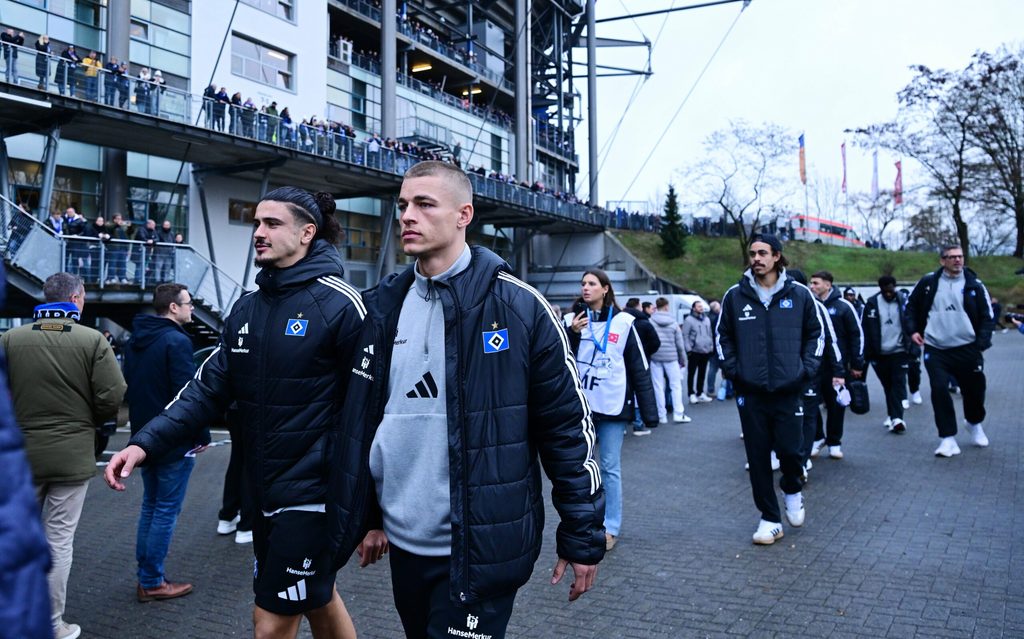 Guilherme Ramos und Miro Muheim gehen vor dem Volksparkstadion entlang