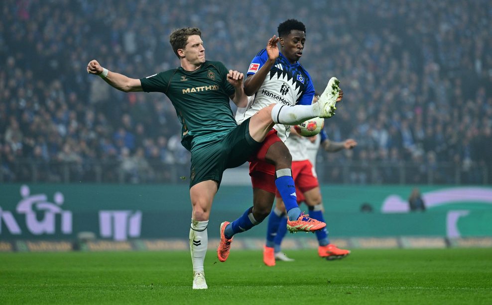 Bremens Jens Stage im Duell mit HSV-Profi Albert Sambi Lokonga