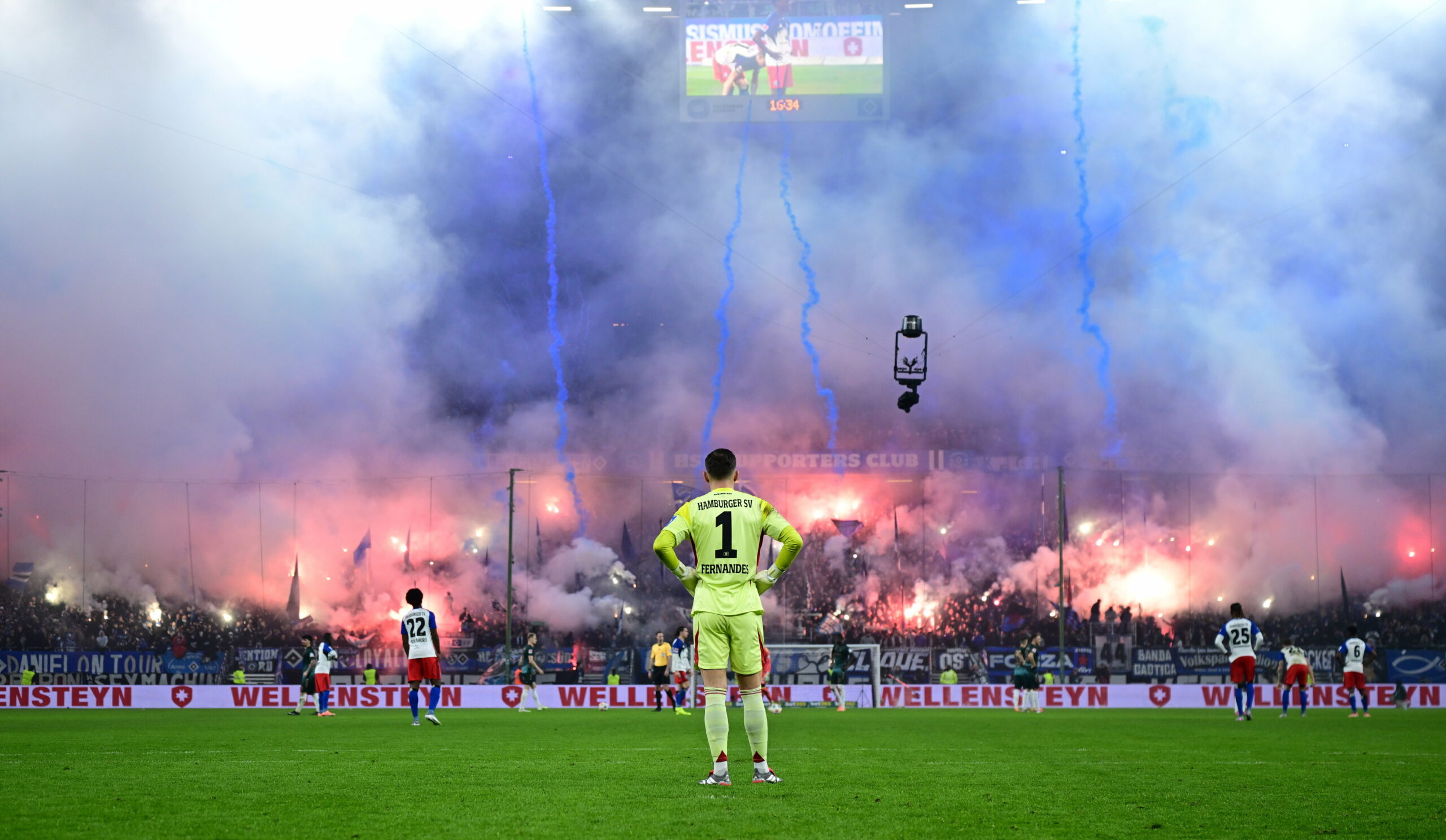 Auf der Nordtribüne werden im Volksparkstadion bengalische Feuer abgebrannt.