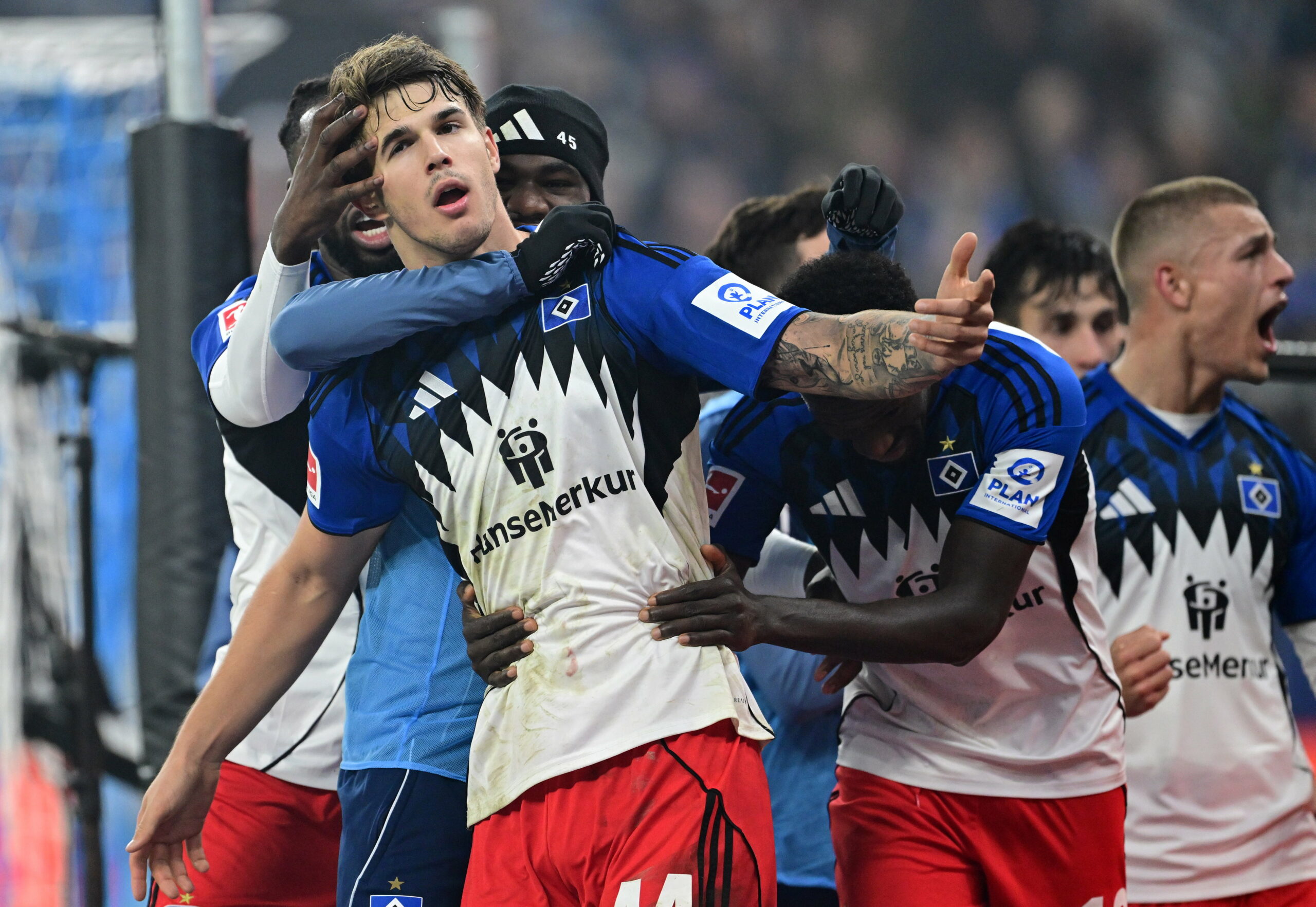 Luka Vuskovic lässt sich für sein Tor feiern.