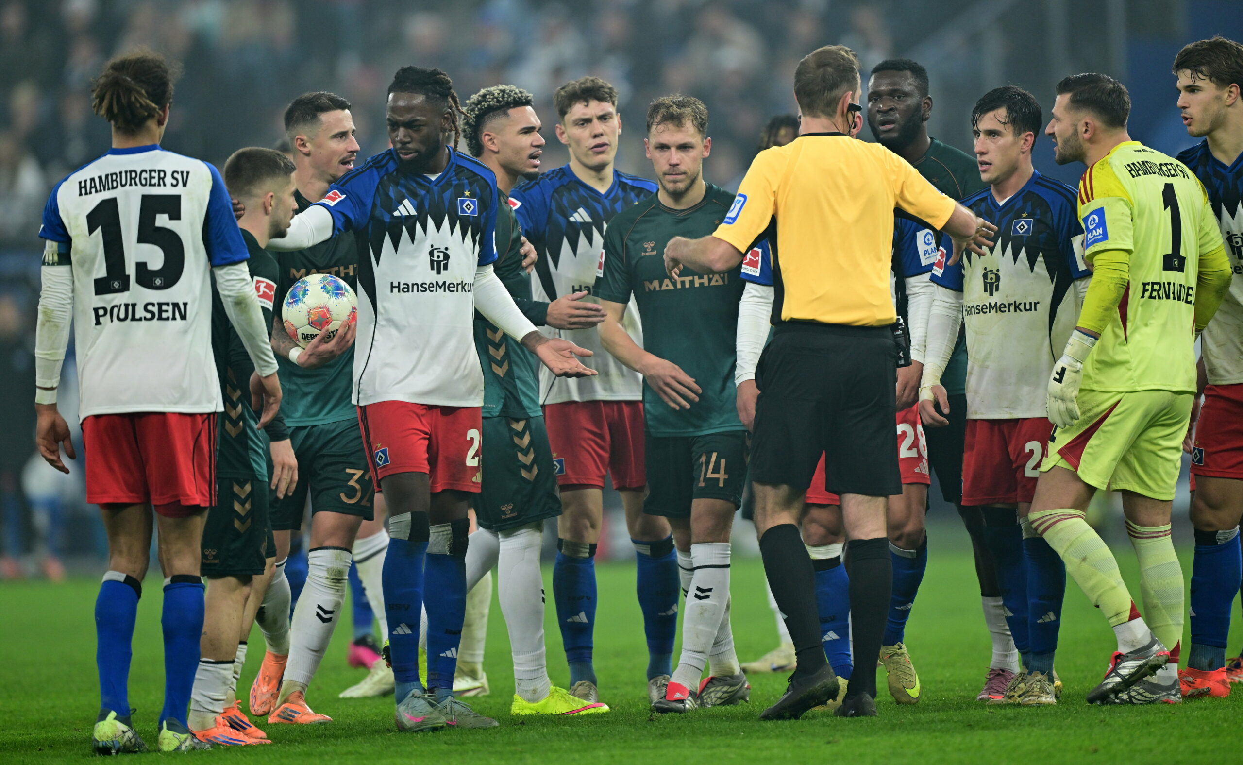 Nachspiel nach dem Derbysieg: HSV- und Werder-Profis diskutieren miteinander.