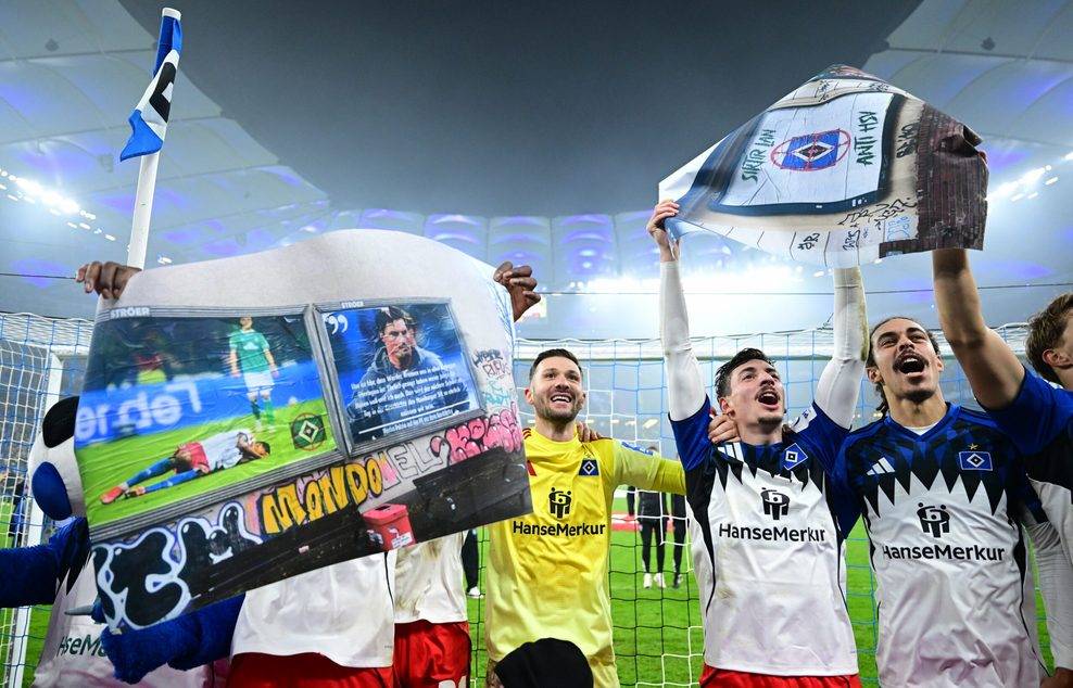 Die HSV-Profis feiern vor der Nordtribüne mit Postern in der Hand