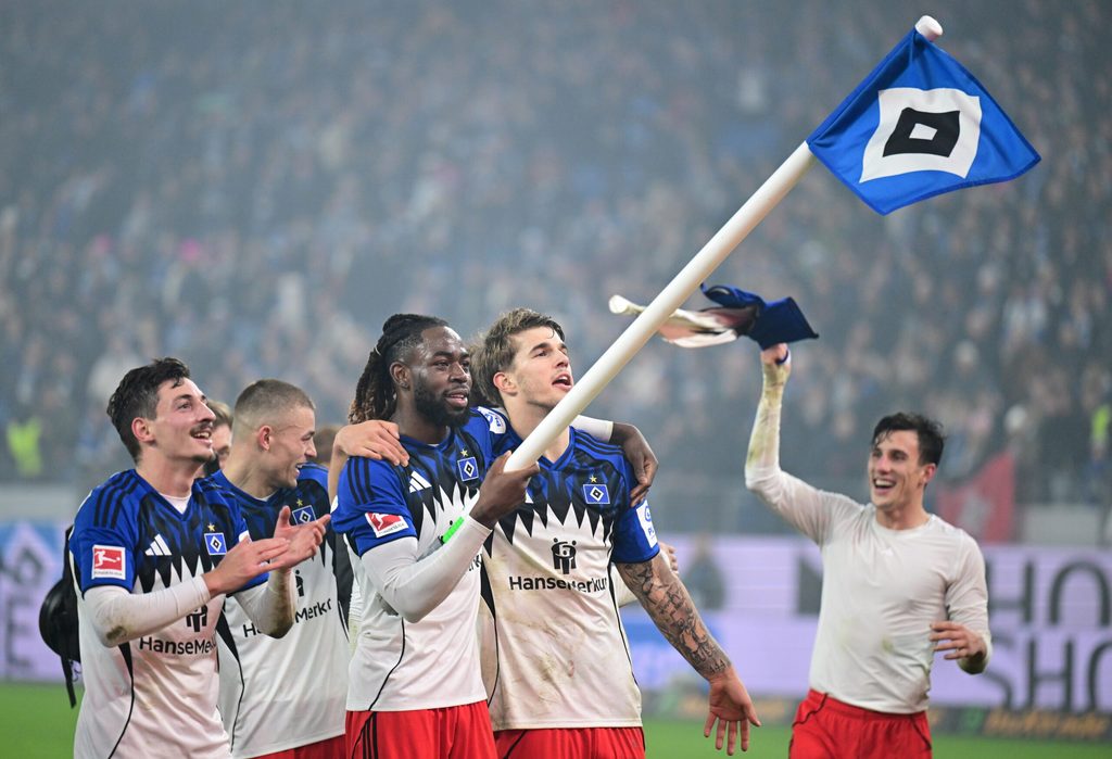 Jordan Torunarigha feiert den Nordderby-Sieg mit seinen HSV-Kollegen und einer Eckfahn