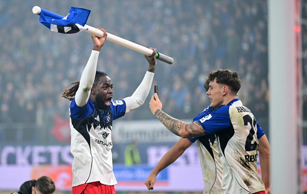 Jordan Torunarigha feiert nach dem Sieg des HSV gegen Werder.