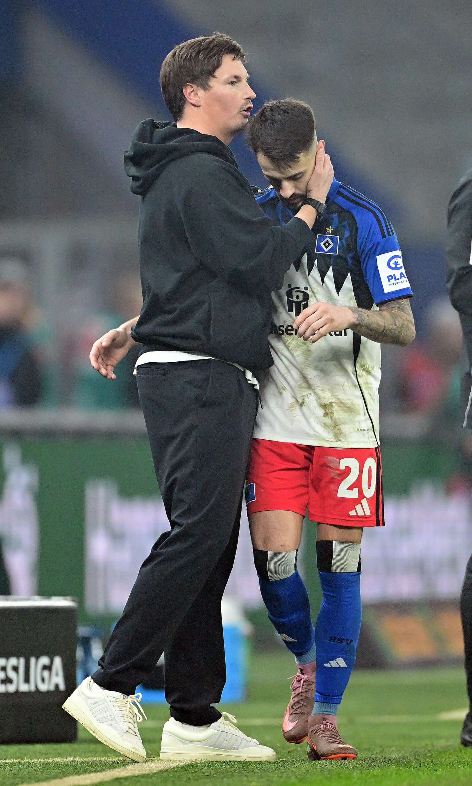 Merlin Polzin umarmt Fábio Vieira an der Seitenlinie