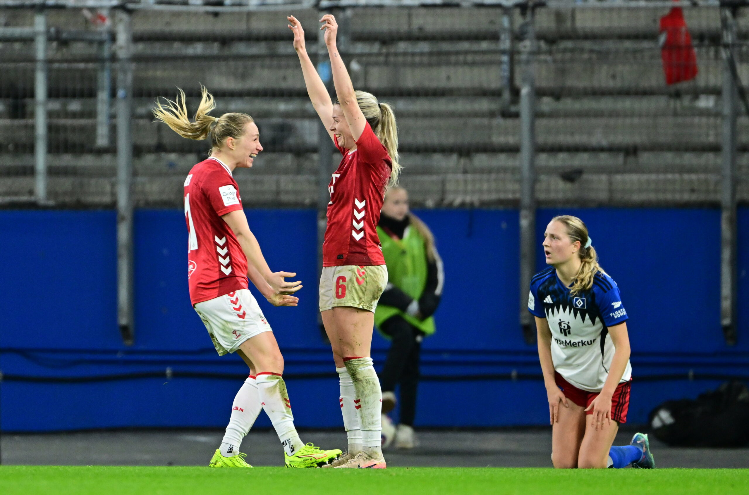 Sandra Jessen (2. v.l.) schockte die HSV-Frauen am Montag mit einem Dreierpack.
