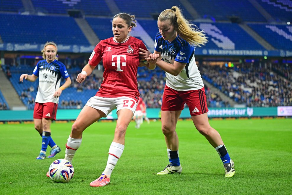 Svea Stoldt im Duell um den Ball mit Laura Feiersinger