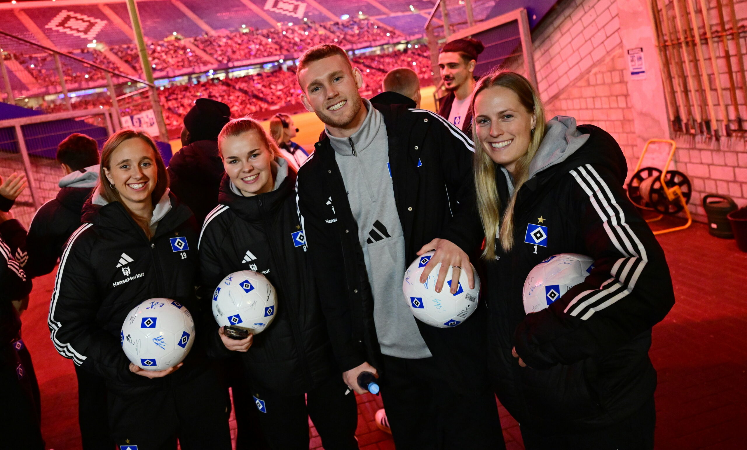 Victoria Schulz, Svea Stoldt, Daniel Peretz und Inga Schuldt lächeln mit Bällen in ihren Händen