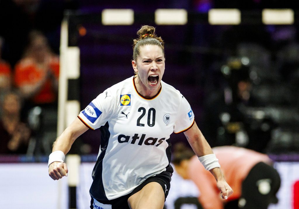 Handballerin Emily Vogel jubelt