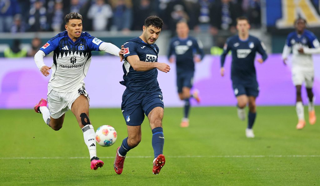 HSV-Profi Ransford Königsdörffer im Duell mit Hoffenheims Ozan Kabak