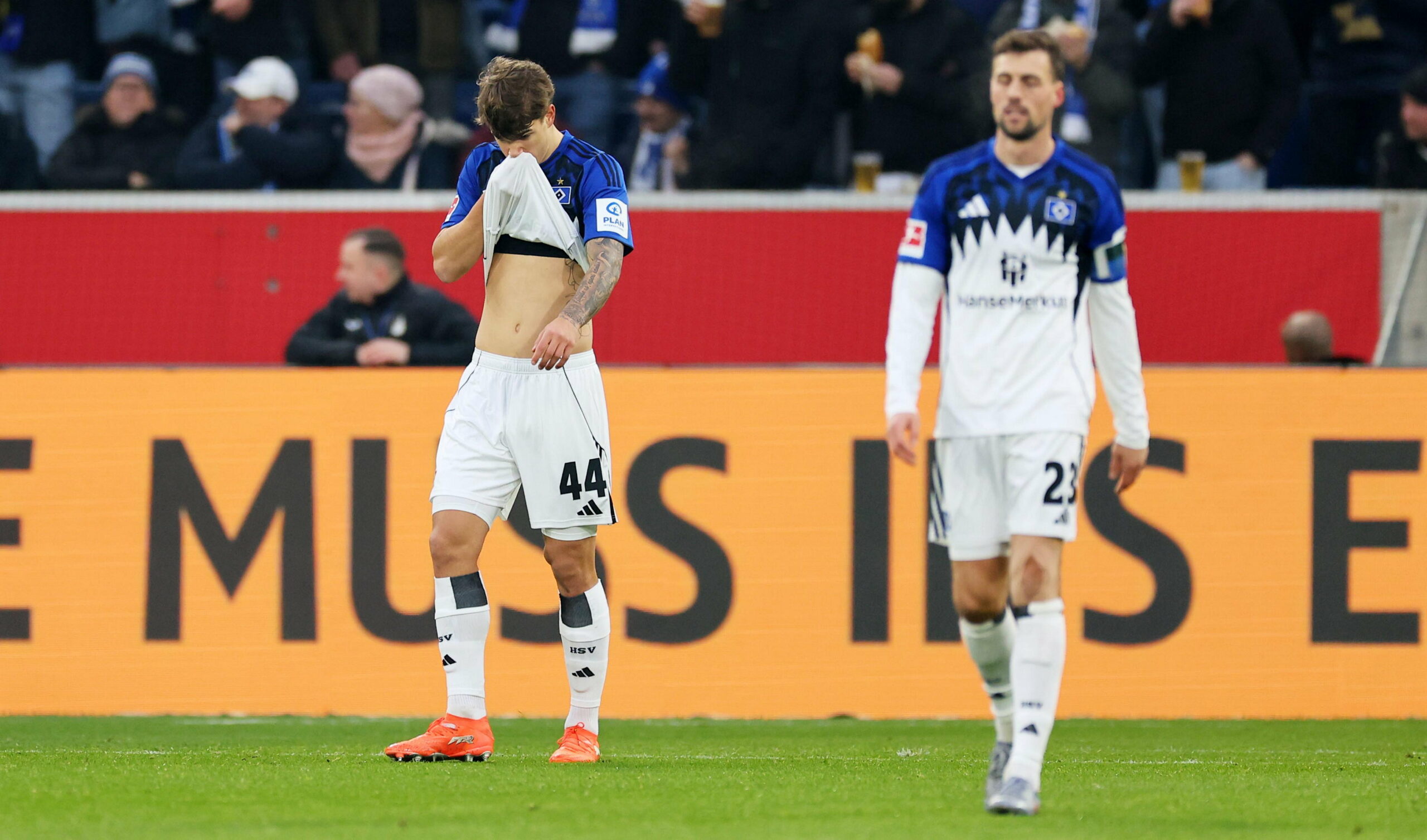 Die HSV-Profis Luka Vuskovic und Jonas Meffert reagieren auf den frühen Rückstand in Hoffenheim