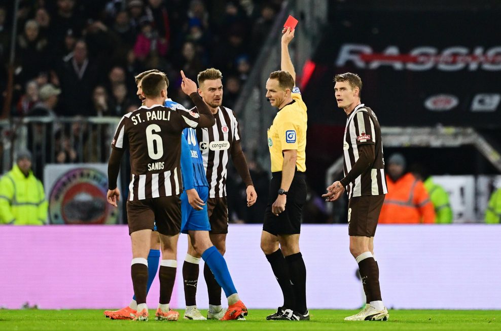 Sören Storks zeigt Eric Smith die rote Karte, der schaut ungläubig.